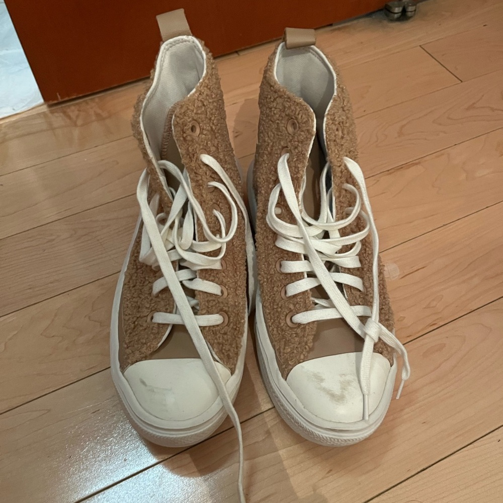 Teddy Sherpa converse